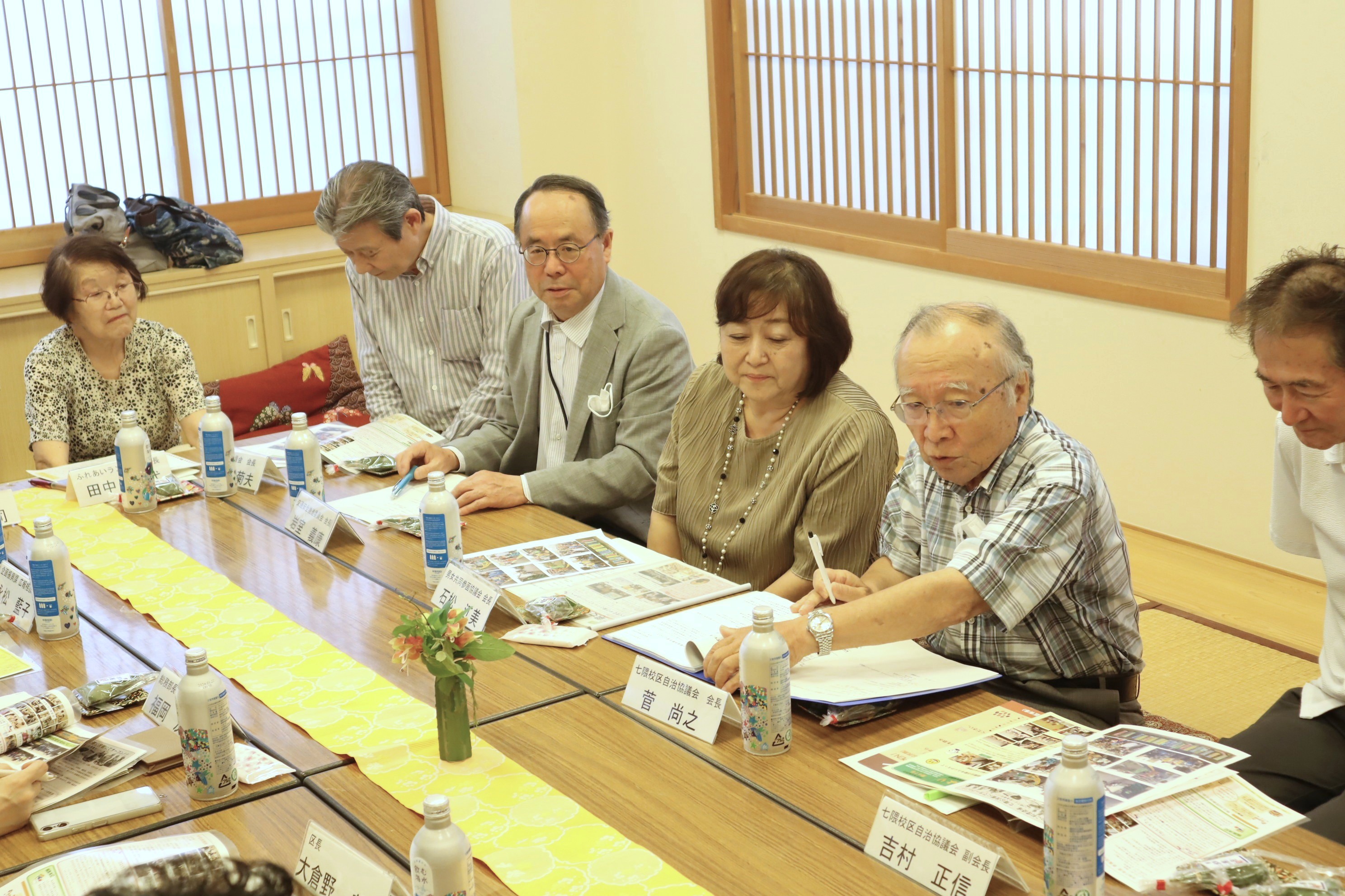 懇談会で地域住民が話している様子の写真