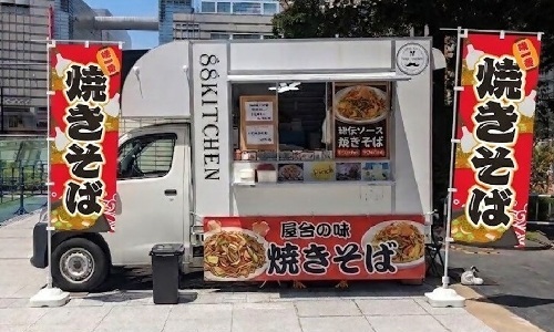 焼きそばのキッチンカーの写真