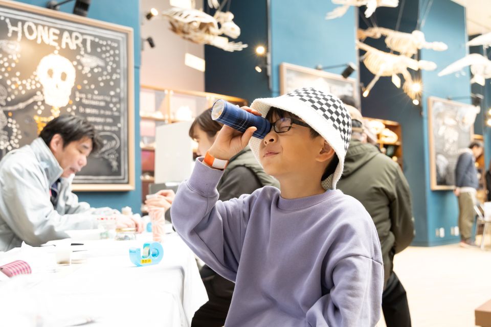 万華鏡を覗く子供