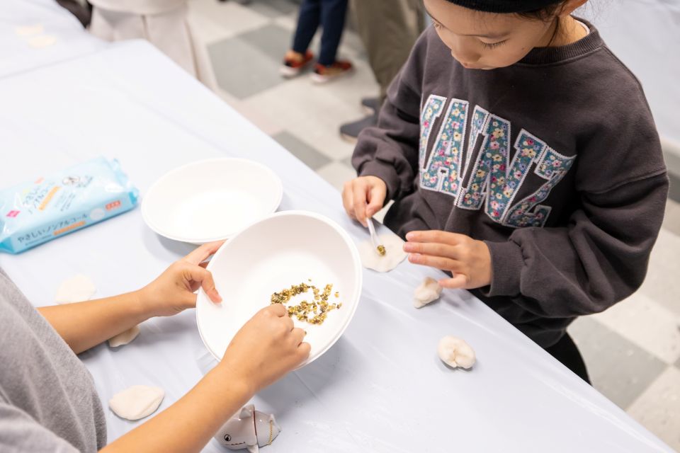 アマモの種子団子を作る参加者