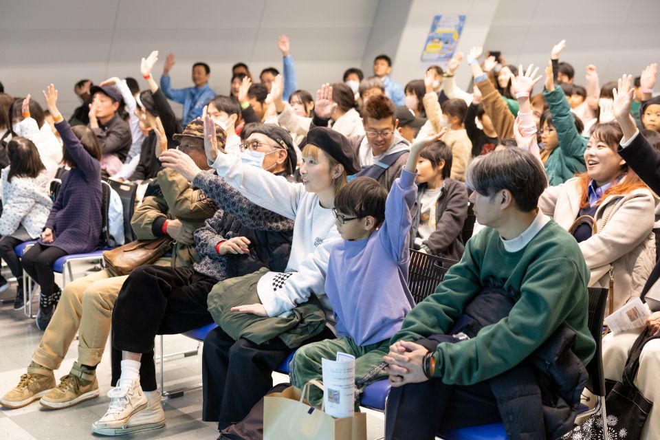 手をあげる参加者