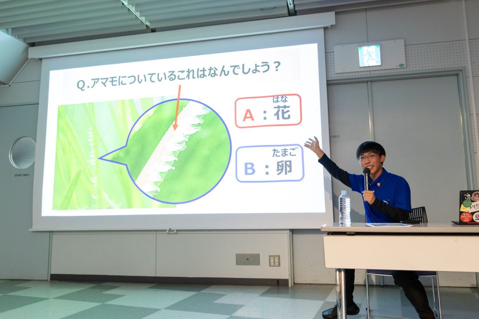 クイズを出題する伊藤さん