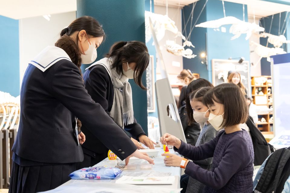 ワークショップをする高校生と子供たち