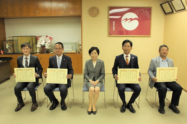 感謝状を贈呈された企業と区長