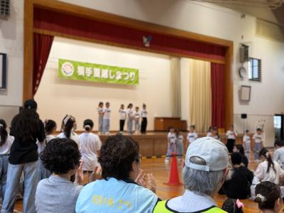 ステージでフラダンスを披露