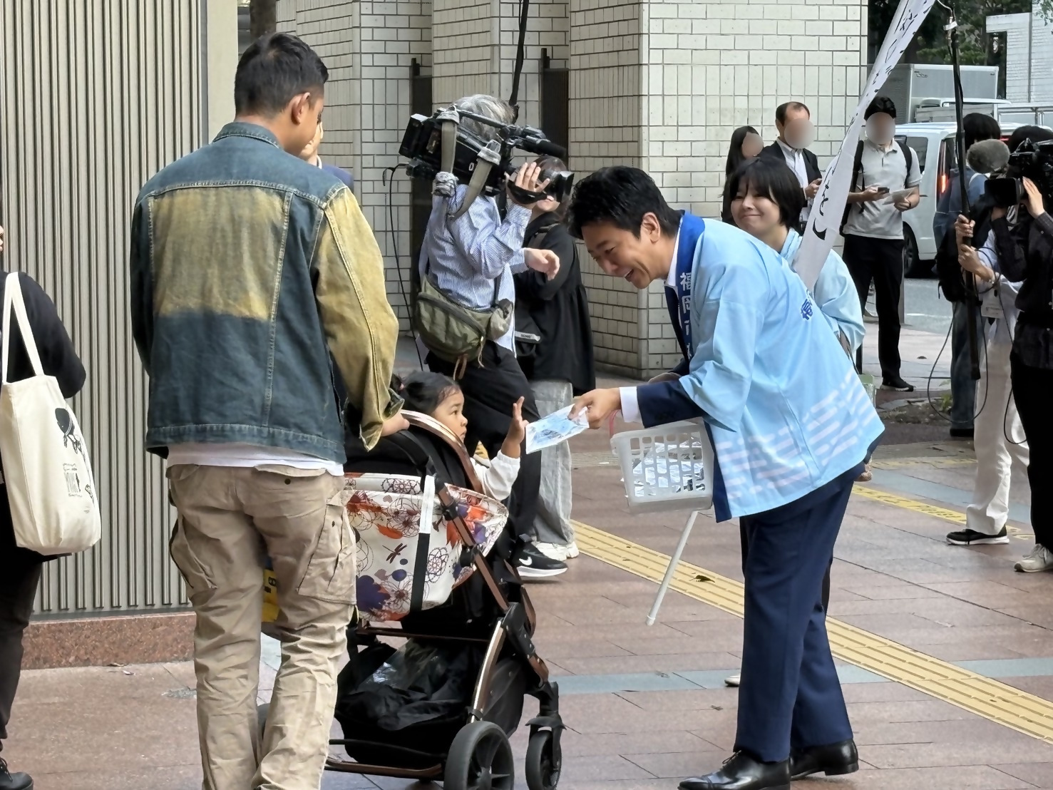 高島市長が街頭キャンペーンにて啓発物（福岡有明のり）を配布している様子