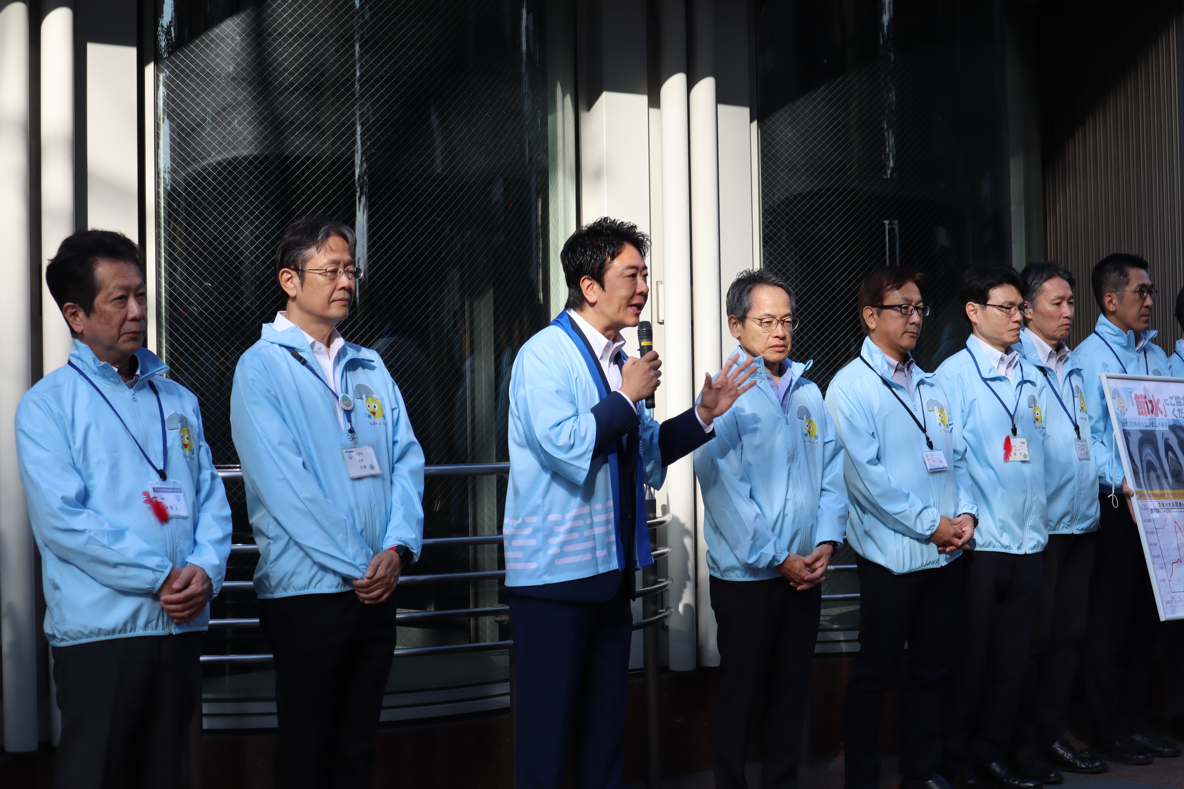 高島市長が街頭キャンペーンにて節水を呼び掛けている様子