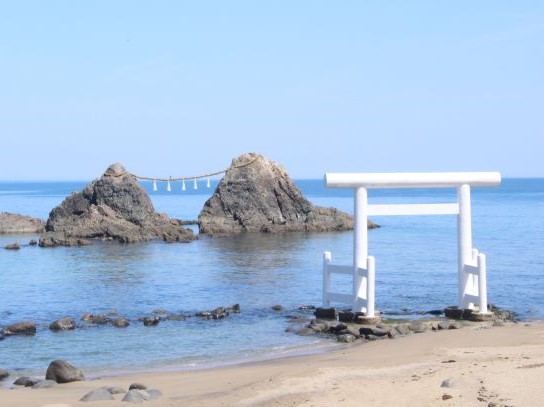 白い大きな鳥居と夫婦岩が有名な二見ヶ浦