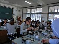 災害時のサバイバルクッキング時の様子写真