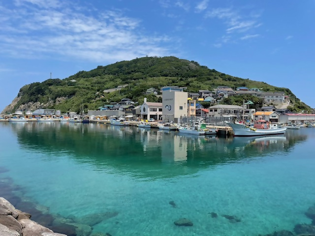 小呂島を横から撮った写真