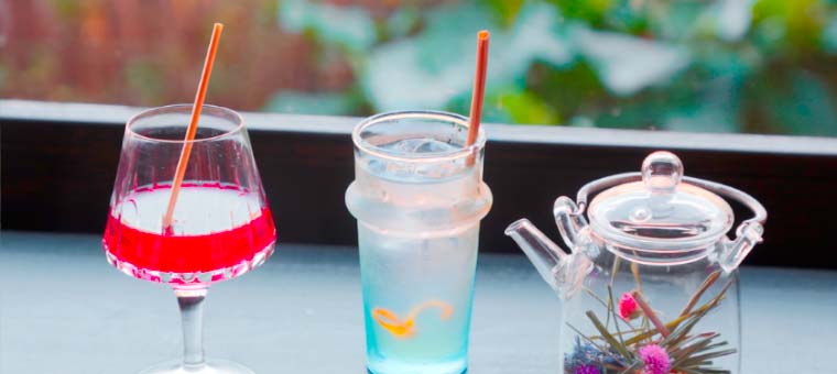 写真：カフェ店内のKANAMEさん
