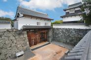 （伝）潮見櫓（右）と修復された下之橋御門（左）