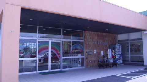 画像：玄関扉に虹が描かれた早良公民館