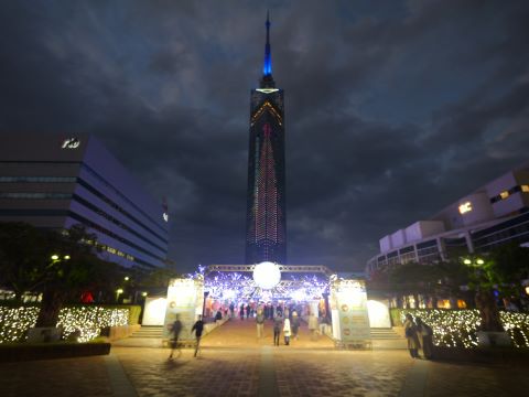 福岡タワーとスケートリンク