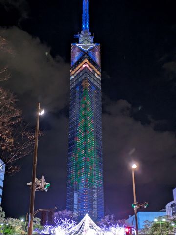 緑のクリスマスツリーの福岡タワー