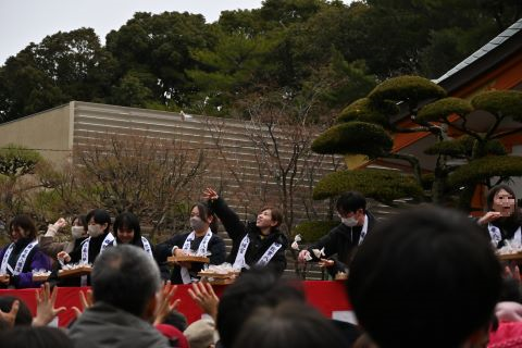 袋に入れた豆を遠くにまきます