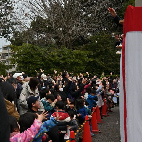 豆を受け取れるよう手を挙げて待ちます