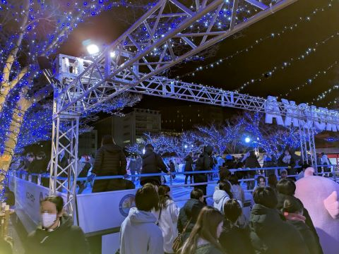 昼間よりも多くの人たちがスケートを楽しんでいます