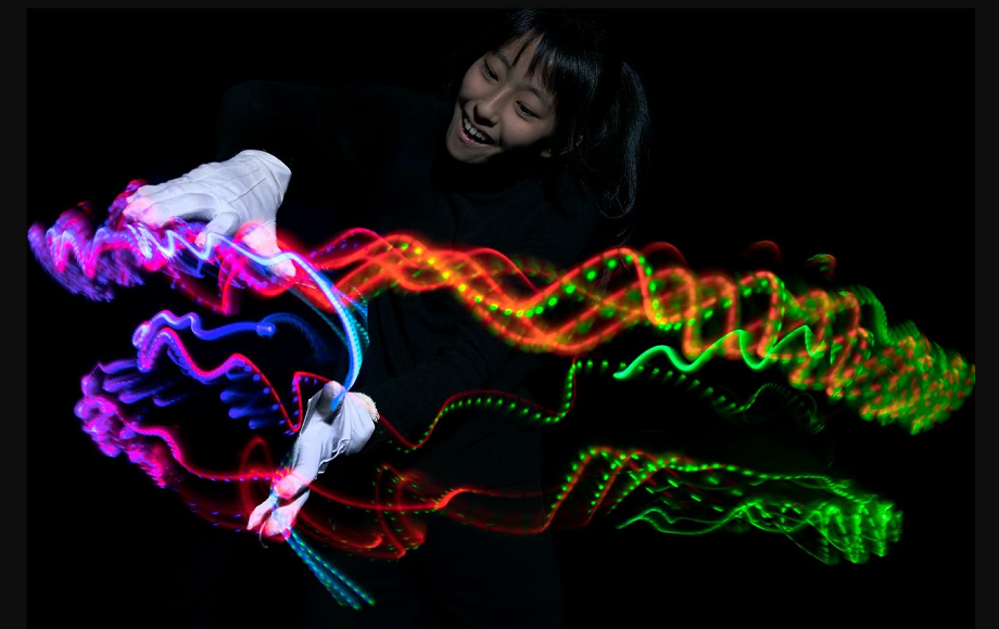 LED入り白手袋を着けて手歌を表現する様子