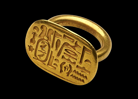 クフ王の名前が彫られた指輪
