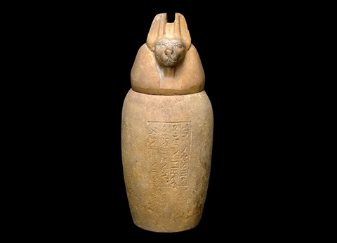 葬儀に用いられたと思われるカノプス壺と蓋(ジャッカルをかたどったもの)
