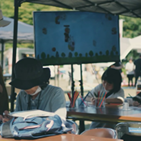 イベント「ぬりえもん」で使う絵に、好きな色を塗っている様子