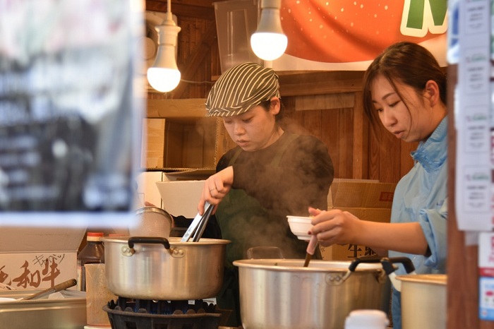 JA福岡市の各組織が焼きそばやうどんなど、美味しいお食事を料理している様子