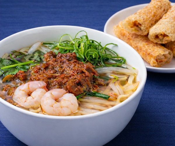 エビの旨みが広がる担仔麺と、具材の旨みがギュッと詰まった揚げ春巻きのセット