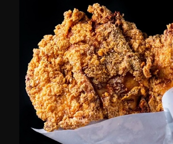 香辛料の風味が効いたスパイスと、ジューシーな鶏肉の旨みが特徴の大鶏排(ダージーパイ)