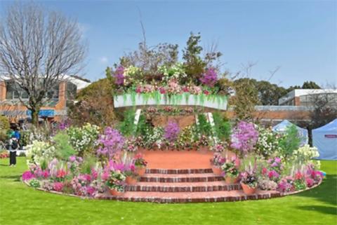 やわらかな春のパステルカラーに包まれた特設ステージ「シンボルガーデン」生花と切花を重ねて造られています。