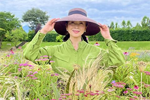 各ガーデンの評価のポイントを踏まえながら、丁寧に解説する「一人一花アンバサダー」吉谷 桂子氏