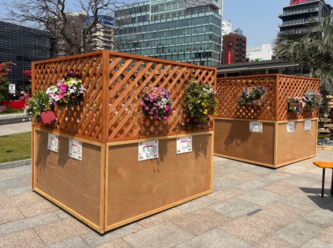 花をフェンスに掛けて飾る立体的なハンギングバスケットの作品