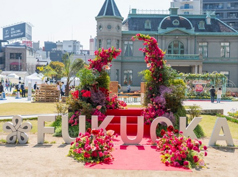春の花々が織りなす華やかなトンネルのような、フラワーオブジェ