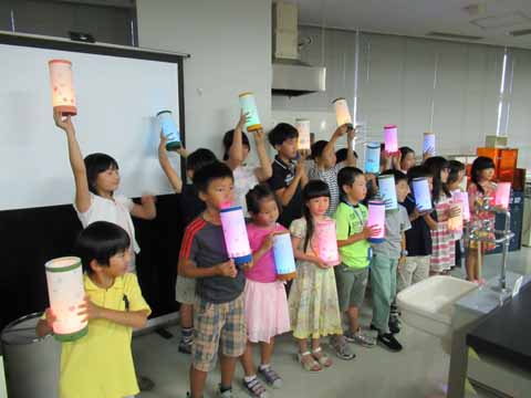 画像：LEDライトを持って集合写真