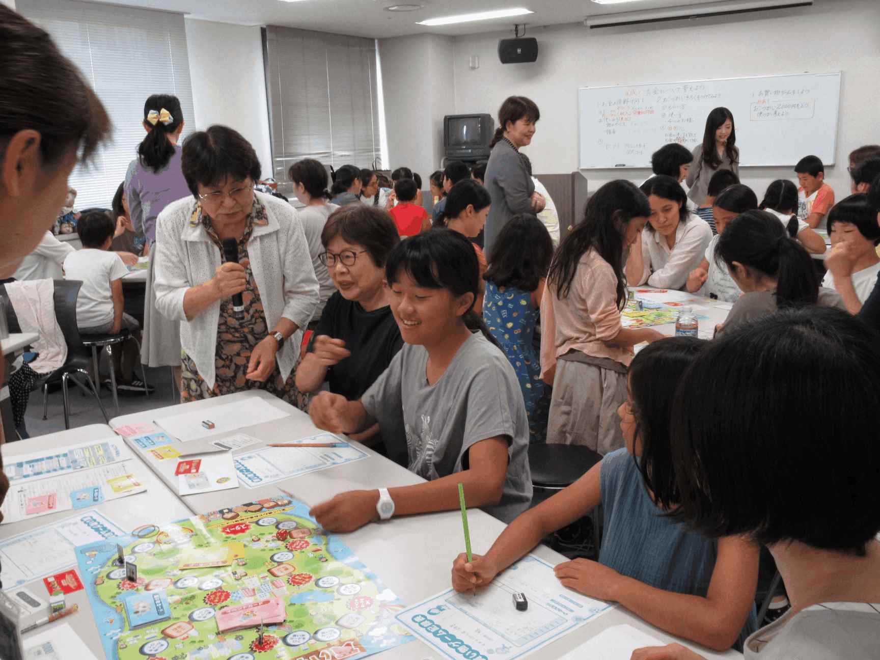 画像：おこづかいゲームをする様子