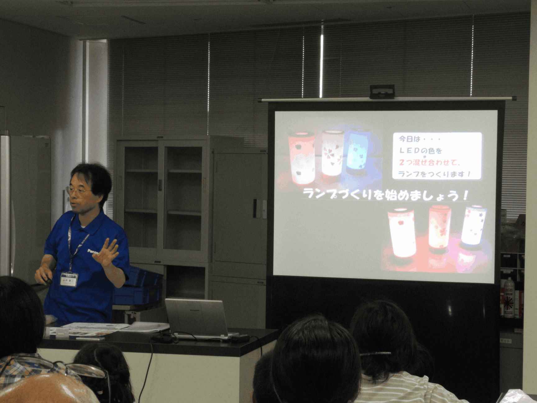 画像：LEDランプ作成前の説明の様子