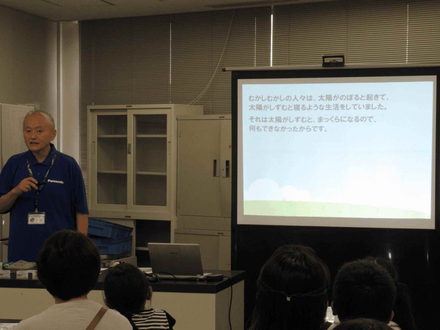 画像：あかりの歴史について説明している様子
