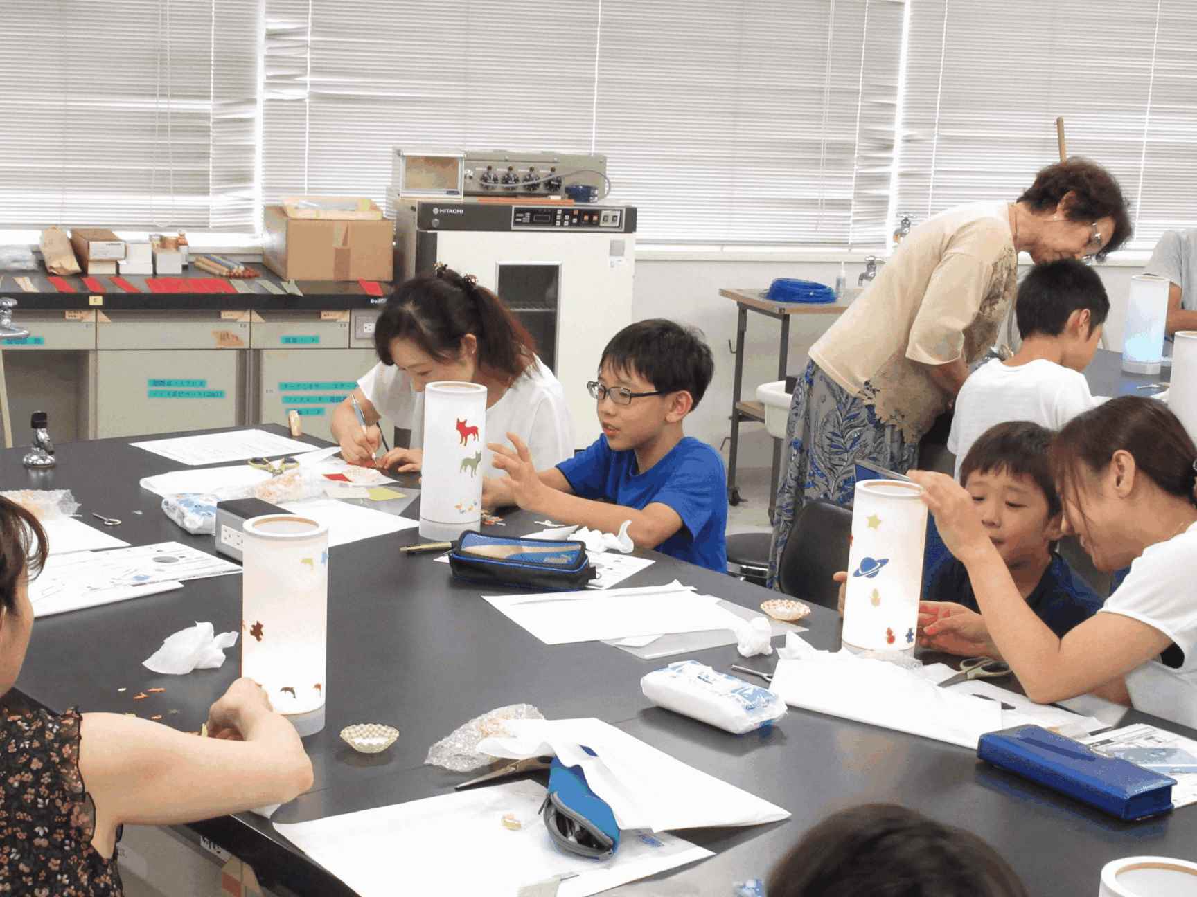 画像：LEDランプを作っている様子