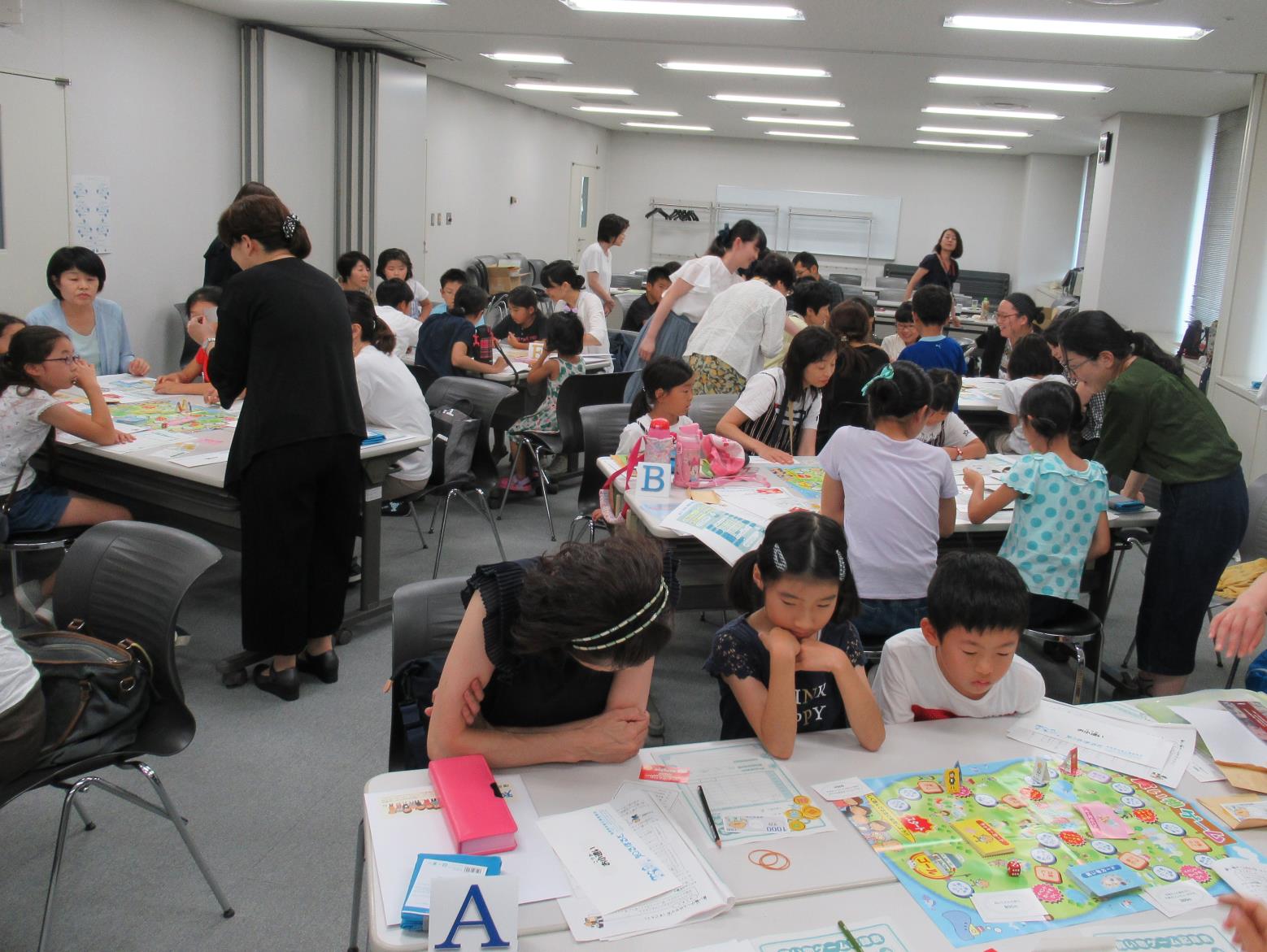 画像：平成30年『親子で学ぶお金の話～物やお金の大切さを楽しく学ぼう～』の様子2