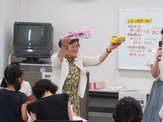画像：平成30年『親子で学ぶお金の話～物やお金の大切さを楽しく学ぼう～』の様子5