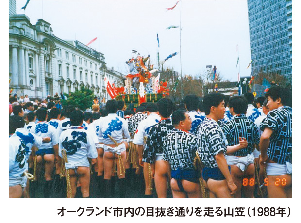 【写真説明】オークランド市内の目抜き通りを走る山笠（1988年）