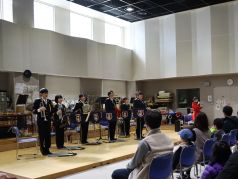 音楽隊訓練室で演奏を行う福岡市消防音楽隊の写真