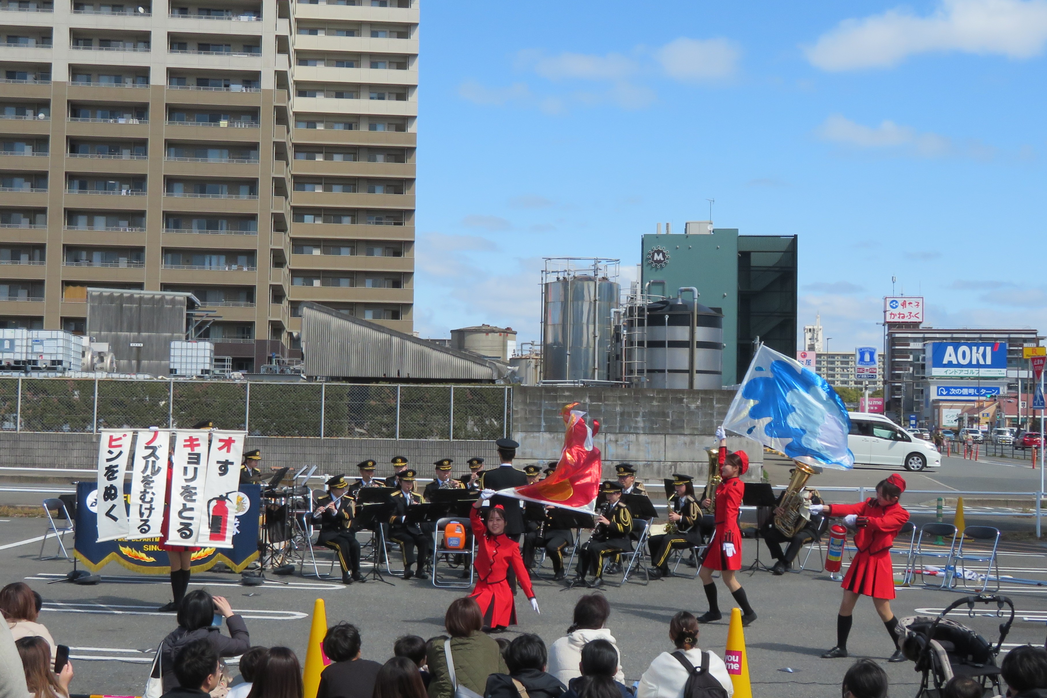 演奏、演技をする消防音楽隊の写真