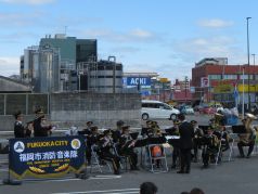 演奏、演技をする消防音楽隊の写真