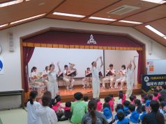 ステージ上で演奏演技をする福岡市消防音楽隊の写真