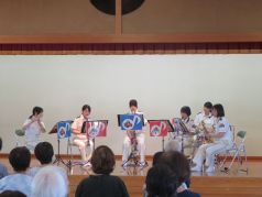 ステージ上でアンサンブル演奏をする福岡市消防音楽隊の写真