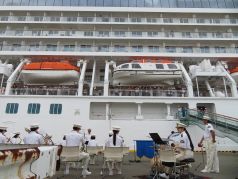 演奏を行う福岡市消防音楽隊と飛鳥Ⅲの写真