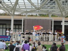 消火器の使用方法を説明しながら演奏・演技を行う福岡市消防音楽隊の写真