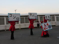 火災の原因について広報を行うカラーガード隊の写真