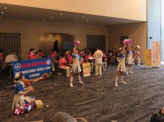 「いざゆけ若鷹軍団」を演奏する福岡市消防音楽隊と演技を行う福岡市消防カラーガード隊の写真